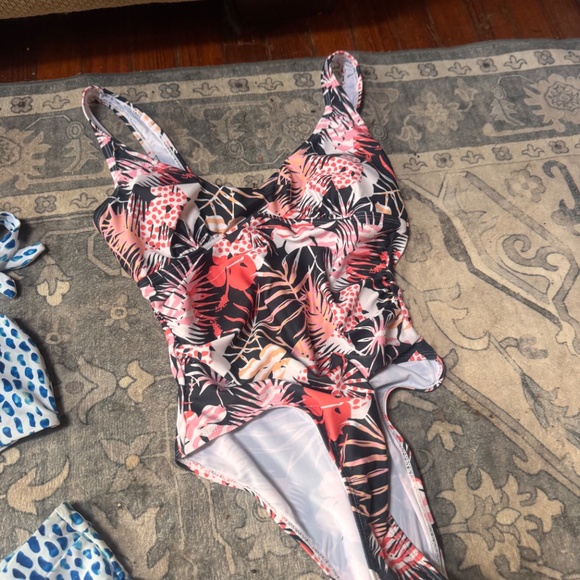 Stylish Womens size Large bundle 2 swimsuits and a tank top summer Set Perfect f - Picture 4 of 7